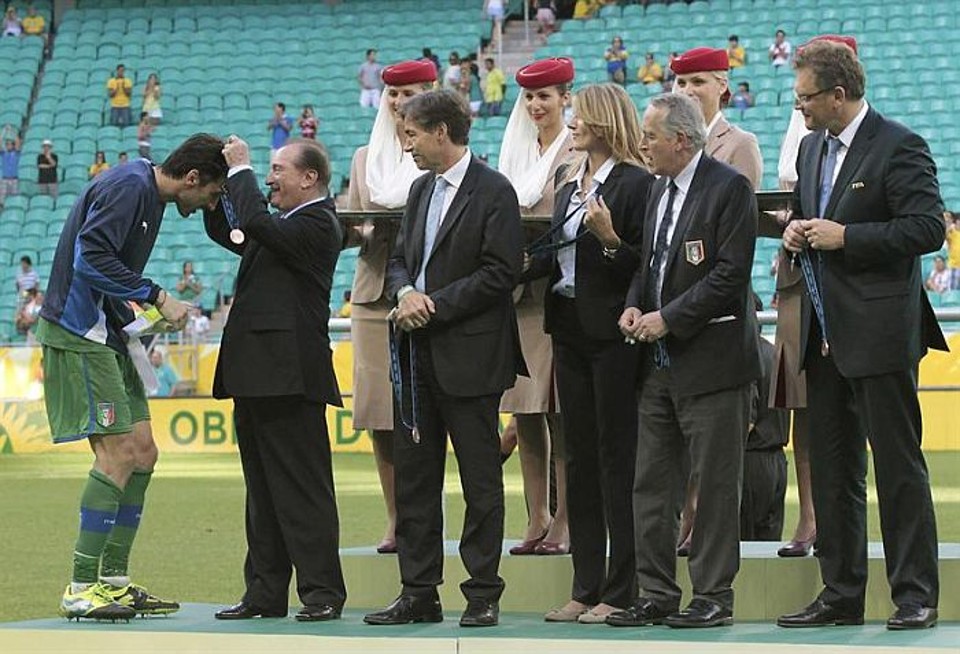 Valcke (à direita, de óculos) foi vaiado pela torcida na entrega das medalhas de terceiro lugar à Itália | Eduardo Martins / EFE