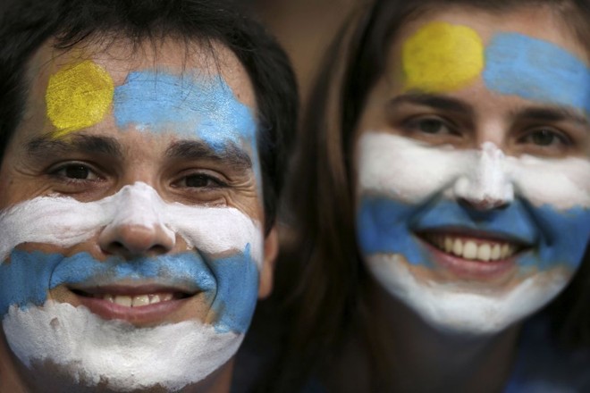 Torcedores pintam o rosto para apoiar o Uruguai |