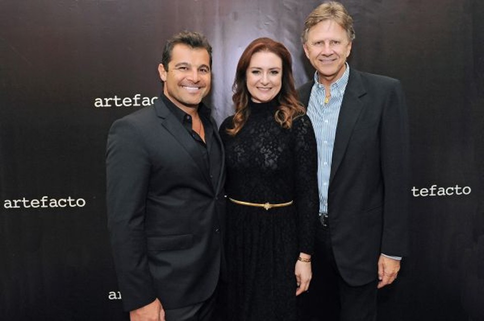 Na Saison: Paulo Bacchi (CEO da Artefacto), Ingrid Moskalewski (gerente da marca) e o arquiteto Rodolfo Doubek Filho em noite de elegância e muito brilho no lançamento da 12ª Mostra Artefacto em Curitiba | Gerson Lima