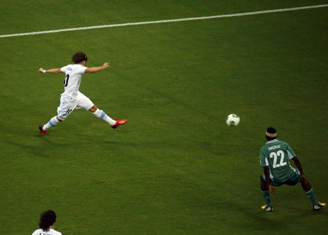 Momento do chute de Forlán que deu a vitória ao Uruguai | 
