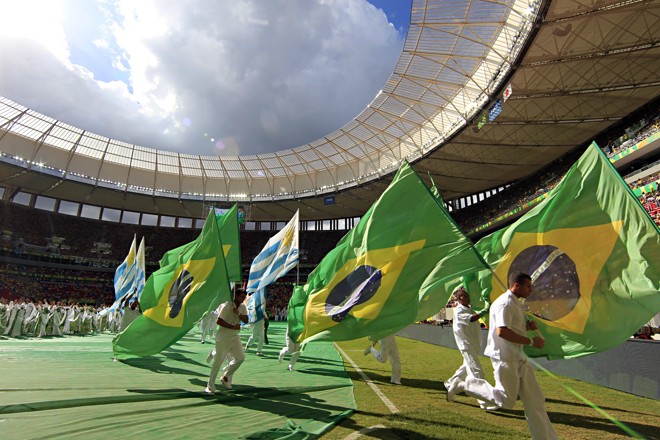 Bandeiras brasileiras tremulam durante apresentação na abertura da Copa das Confederações | 