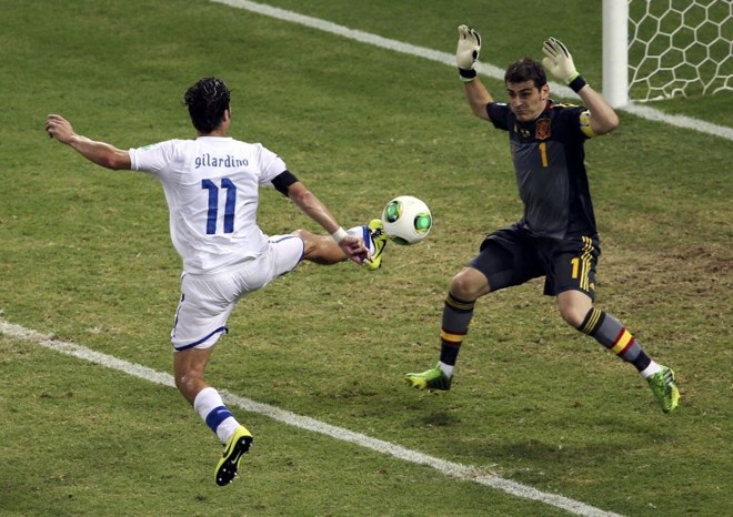 Gilardino tenta alcançar a bola na frente de Casillas, mas não consegue | 