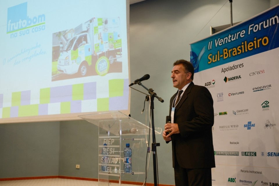 Robinson Carlos Franco, CEO da Frutobom na sua casa, busca R$ 2 milhões de aporte | Henry Milleo/ Gazeta do Povo