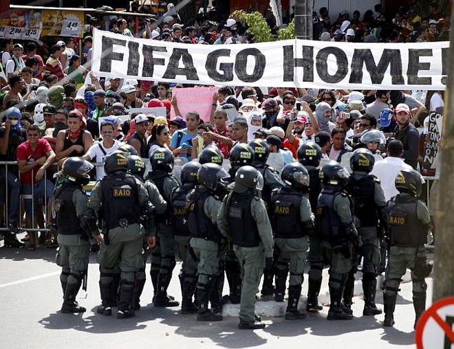 Manifestantes avançam em direção à polícia em protesto em Fortaleza | 