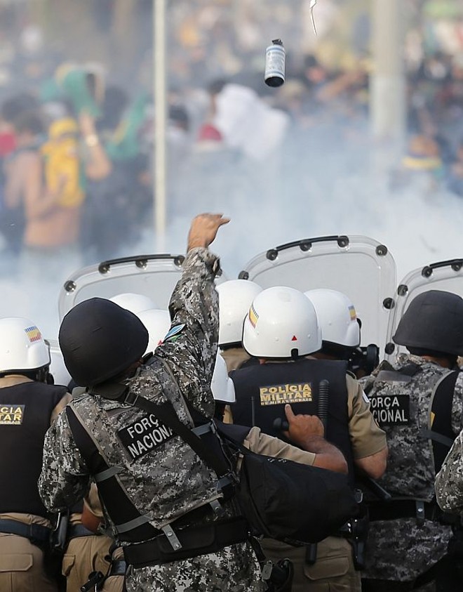Policiais lançaram bombas de gás para impedir o avanço dos manifestantes | 
