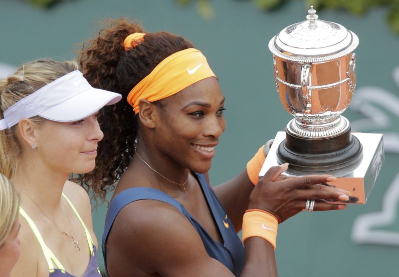 Serena Williams com o troféu de campeã de Roland Garros. Maria Sharapova (esq) teve de se contentar com o vice | Reuters