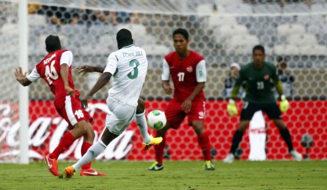 Echiejilé chutou, a bola desviou e enganou o goleiro do Taiti no primeiro gol da Nigéria |