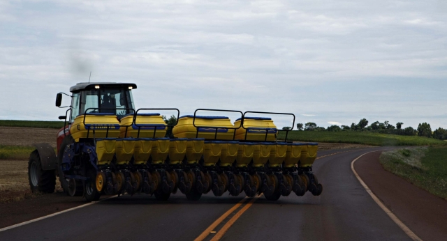 Plantadeira atravessa a PR-317 na região de Toledo, Oeste do Paraná. Emplacamento passa a ser obrigação em vias públicas, como ocorre com veículos de passeio | Christian Rizzi/gazeta Do Povo