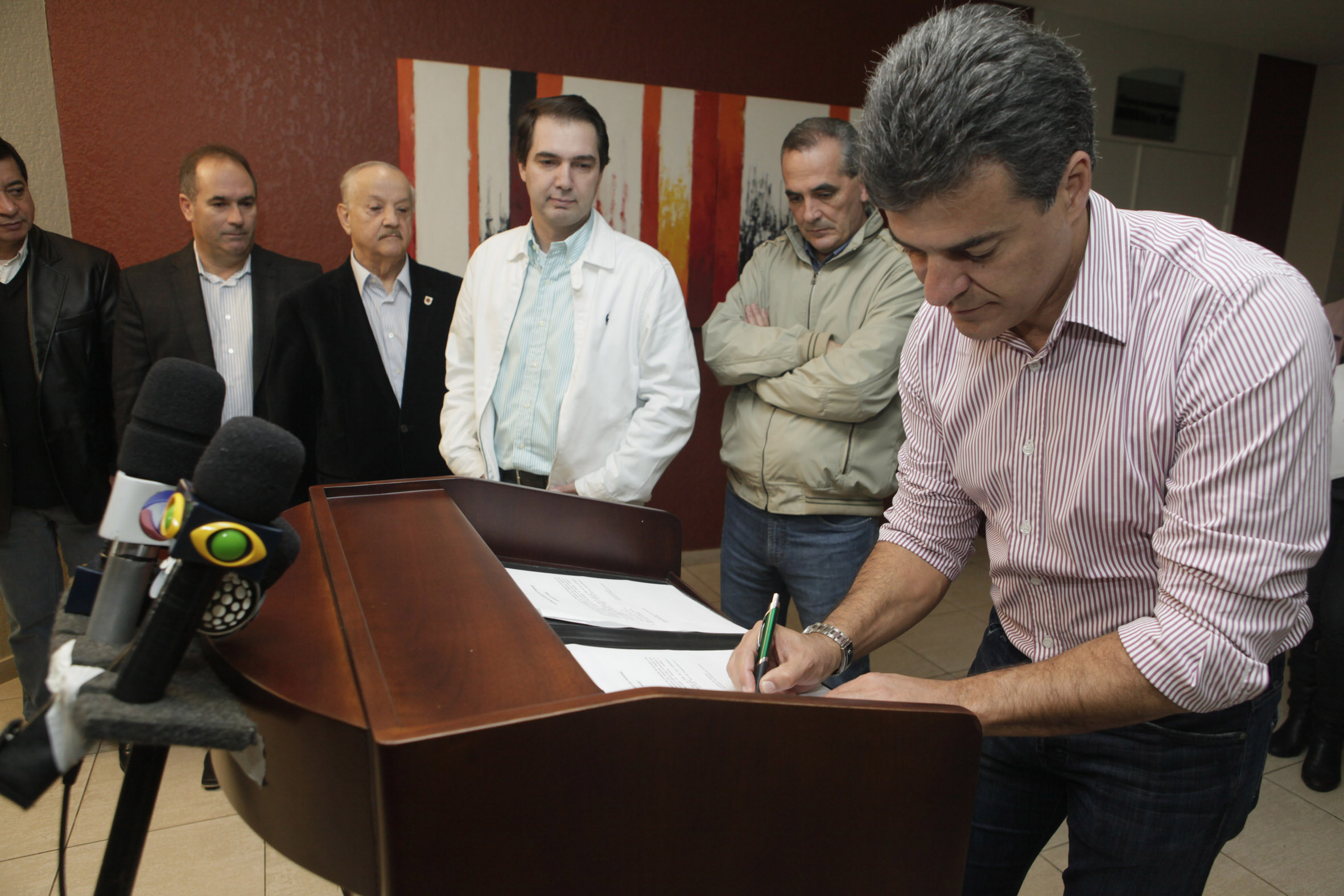 Durante assinatura do decreto, Richa informou que equipes da Defesa Civil estão realizando levantamento de situação em todas as regiões do estado | Walter Fernandes/Gazeta Maringá