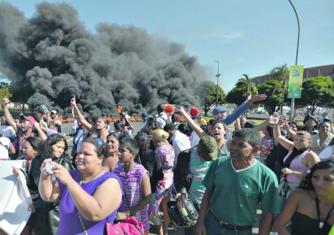 Cerca de 400 pessoas protestaram em Brasília, cobrando investimentos em moradias | 