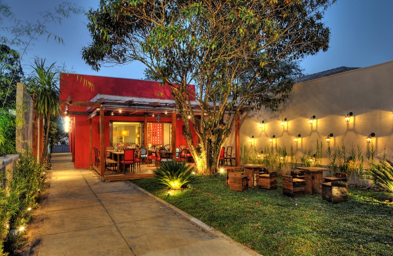 Jardim com deck da Kebaberia Velho Oriente atrai olhares e desperta desejo: projeto de reforma de uma antiga casa levou as arquitetas a pesquisar o estilo mediterrâneo | Gerson Lima/Divulgação