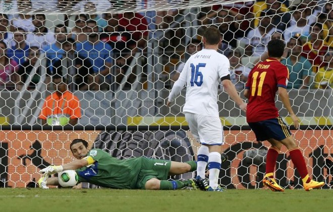 Buffon faz defesa após chute da Espanha | 