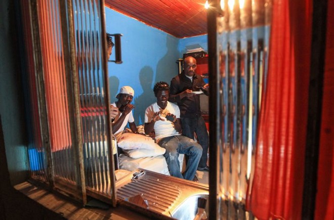 República de Pinhais:Cena da rotina na casa habitada por dez haitianos na Rua Alzira Rodrigues da Silva, e Pinhais. Evangélicos na maioria, moradores seguem rotina rígida, inclusive com hora para escutar música gospel |