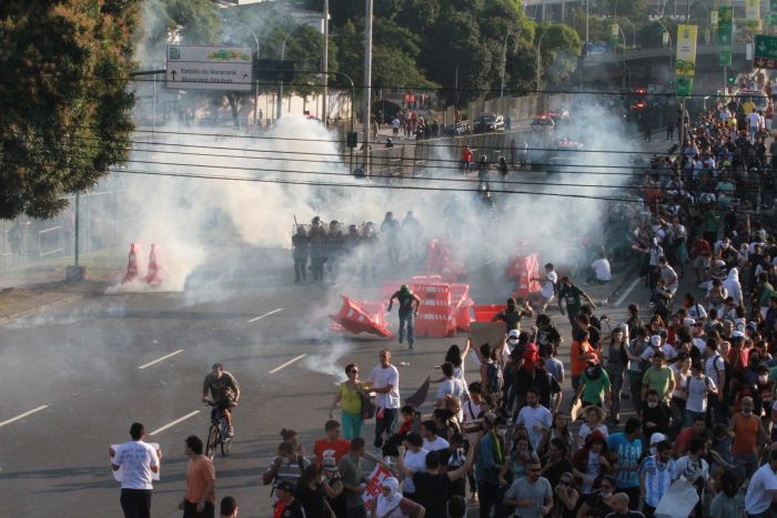 Manifestantes entraram em confronto com a polícia nos arredores do Maracanã neste domingo (16) | Jadson Marques/Futura Press