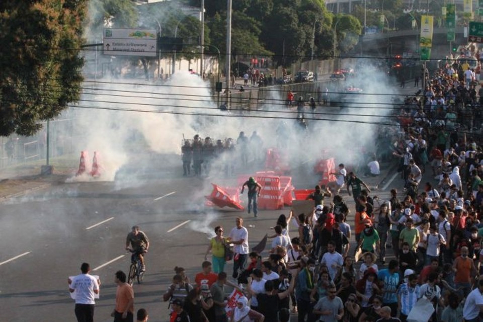 Manifestantes entraram em confronto com a polícia nos arredores do Maracanã neste domingo (16) | Jadson Marques/Futura Press