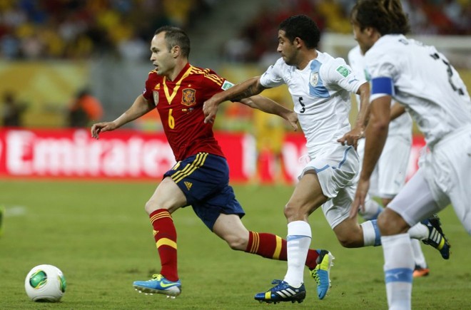 Iniesta controlou o jogo no meio de campo |