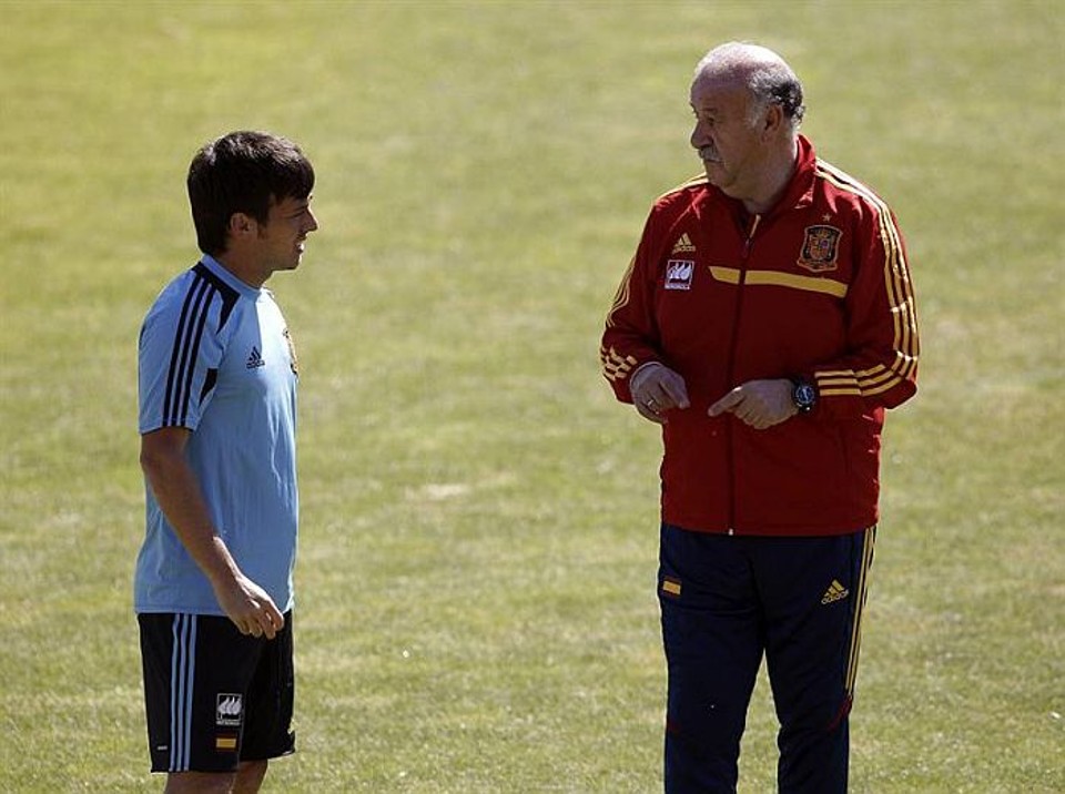Del Bosque admite que Espanha não tem centroavante David Villa, um dos jogadores testados como centroavante, conversa com o técnico da Espanha, Vicente del Bosque | Emilio Naranjo EFE