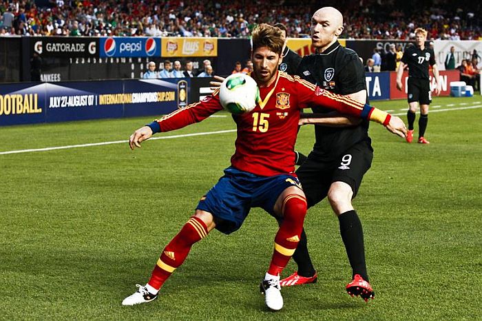 Sérgio Ramos divide a bola com Sammon Connor no amistoso em que a Espanha venceu a Irlanda em Nova York | Kena Betancur / EFE