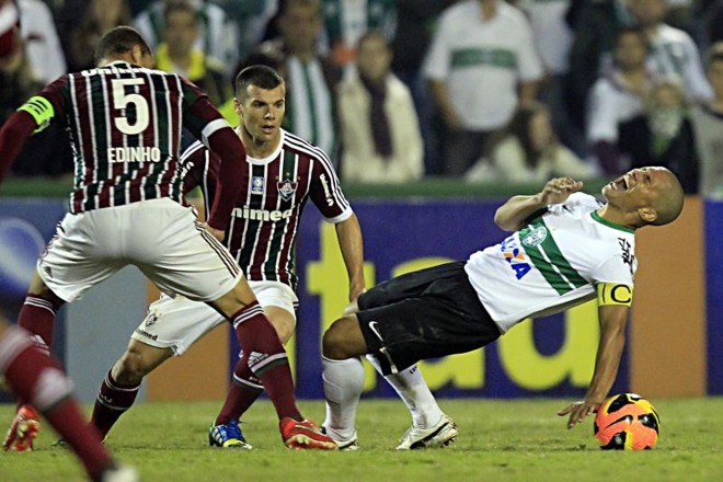 Alex sofre falta dura de Edinho | 