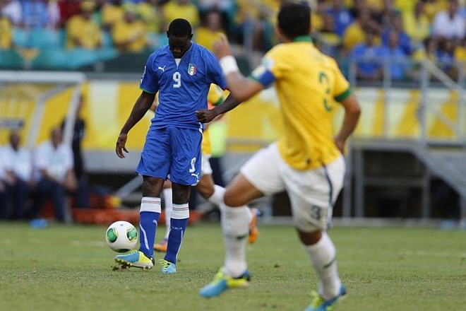 Balotelli marcado pelo capitão brasileiro Thiago Silva |