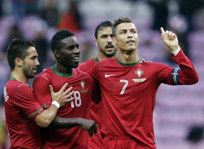 Cristiano Ronaldo puxa a fila da comemoração portuguesa após fazer o gol da vitória sobre a Croácia | Denis Balibouse / Reuters