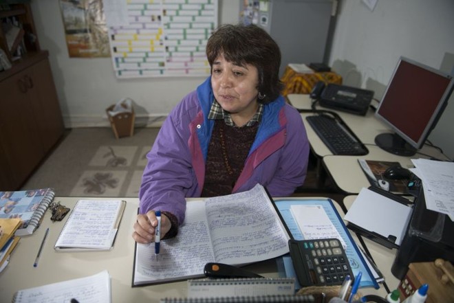 Fale com a Elizete:A assistente social Elizete SantAnna de Oliveira dá expedientes todos os dias na Pastoral do Migrante, em Santa Felicidade. Virou uma mãe informal dos haitianos e sabedora dos problemas com os