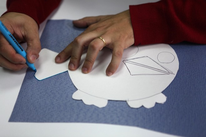 2.º Risque e recorte: Recorte a silhueta do molde e risque o desenho no tecido. Você precisa de duas partes, inversas, para fechar o boneco. Aproveite e recorte olhos, bico, asa, rabo e patas | 