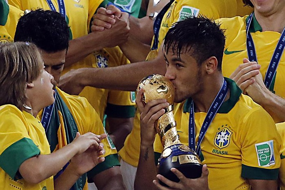Neymar beija o troféu da Copa das Confederações: apesar do título, atacante cobra foco para o Mundial | Albari Rosa / Gazeta do Povo
