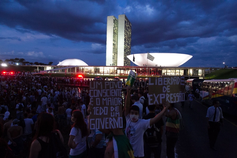 Em Brasília, a invasão da laje do Congresso foi liderada por um grupo de skatistas e punks, e seguida por centenas de manifestantes, com gritos como o Congresso é nosso | Ed Ferreira/Estadão Conteúdo