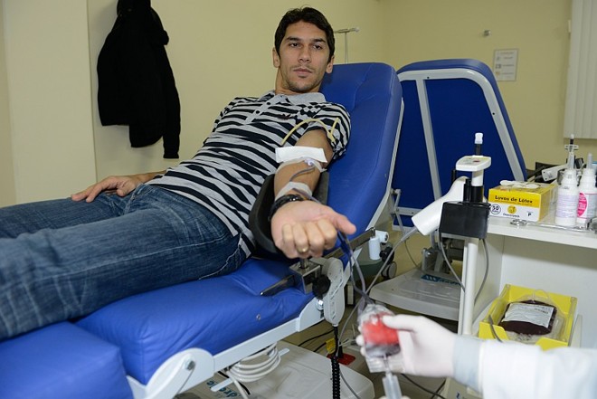 O meia Lúcio Flávio doou sangue nesta terça-feira, em campanha feita em parceria entre o Paraná e o Ministério da Saúde |