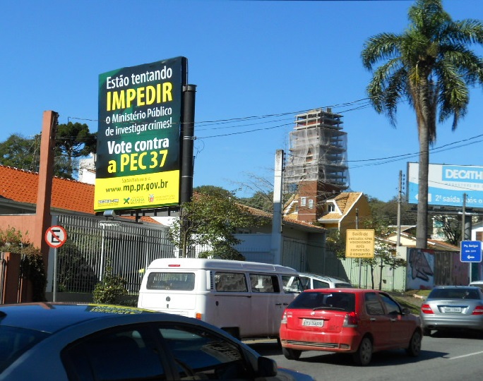 Mensagens de apoio à campanha contra a PEC-37 expostos nas ruas de Curitiba também se espalham por Maringá nesta quarta |