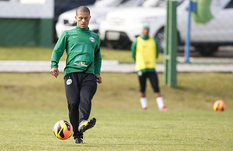 Alex defende trabalho de Marquinhos Santos no Coritiba Alex elogiou Marquinhos Santos | Hugo Harada / Agência de Notícias Gazeta do Povo