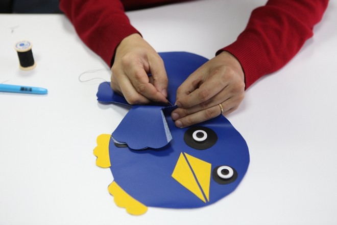 5.º Costure a ave: Comece a costurar a gralha unindo as duas partes do tecido, feitas invertidas. Você pode começar a costura próximo do rabo e dar a volta no tecido. Deixe um espaço pequeno para colocar a fibra, que será o recheio | 