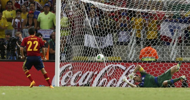 Navas observa a bola entrar na decisão por penalidades máximas | Reuters