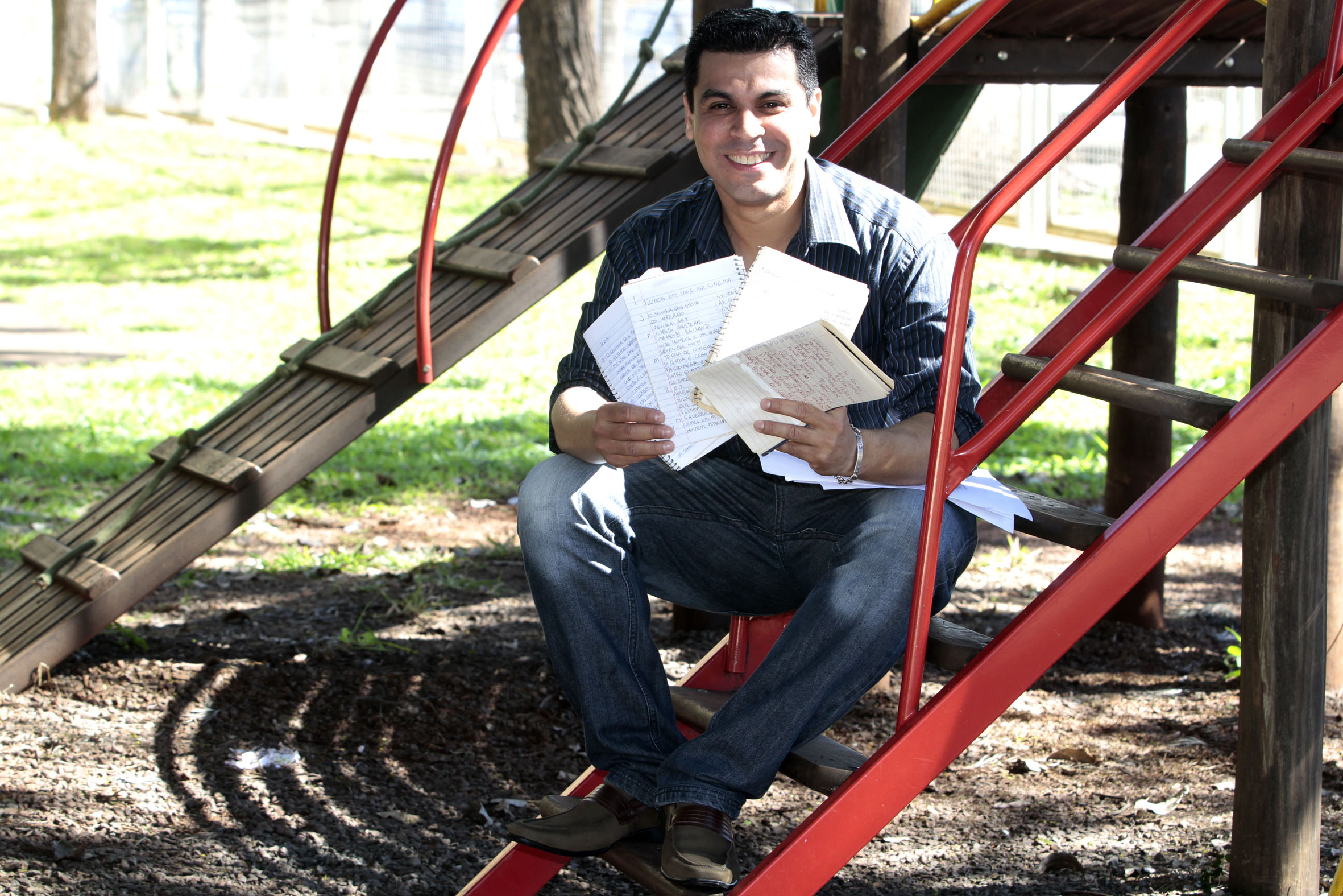 Em cadernos e listas cultivados há 20 anos, Maurício Bonifácio registra todos os filmes que assistiu nos cinemas | Ivan Amorin/Gazeta Maringá