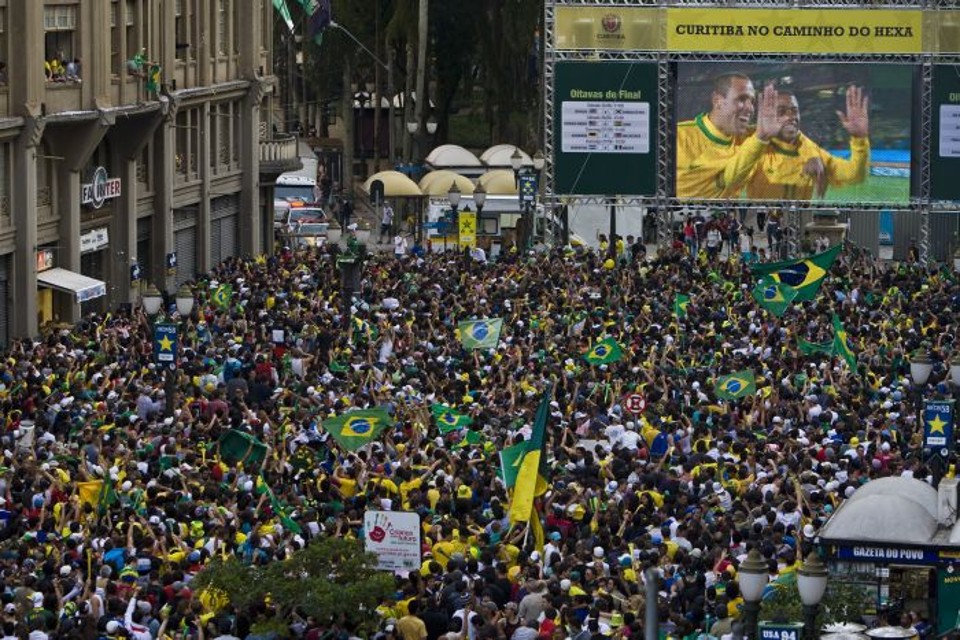Em 2010, durante a Copa do Mundo da Africa do Sul, milhares de pessoas reuniam-se na Boca Maldita para assistir os jogos da seleção no telão | Antônio Costa / Arquivo Gazeta do Povo