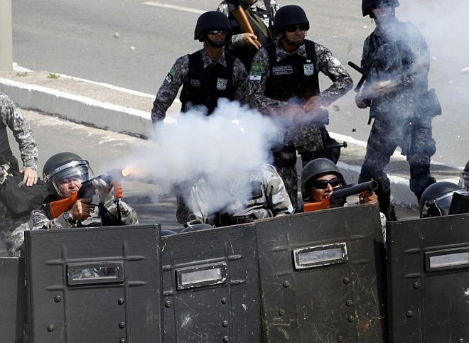 Policial atira bomba de efeito moral contra manifestantes em Fortaleza | 