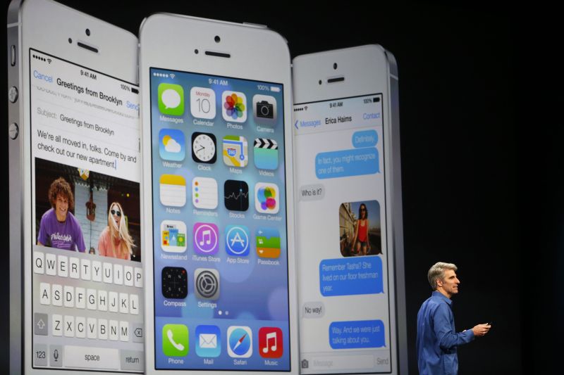 A interface do iOS 7, concebida pelo designer Jony Ive, tem ícones mais quadrados | REUTERS / Stephen Lam