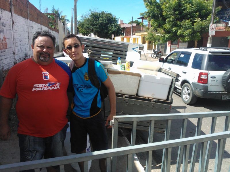 Silvio e Silvinho Neiva Dias com a central improvisada de distribuição de cerveja: lucro garantido na clandestinidade. | Leonardo Mendes Júnior/ Gazeta do Povo