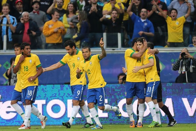 Brasileiros comemoram o gol de Oscar |