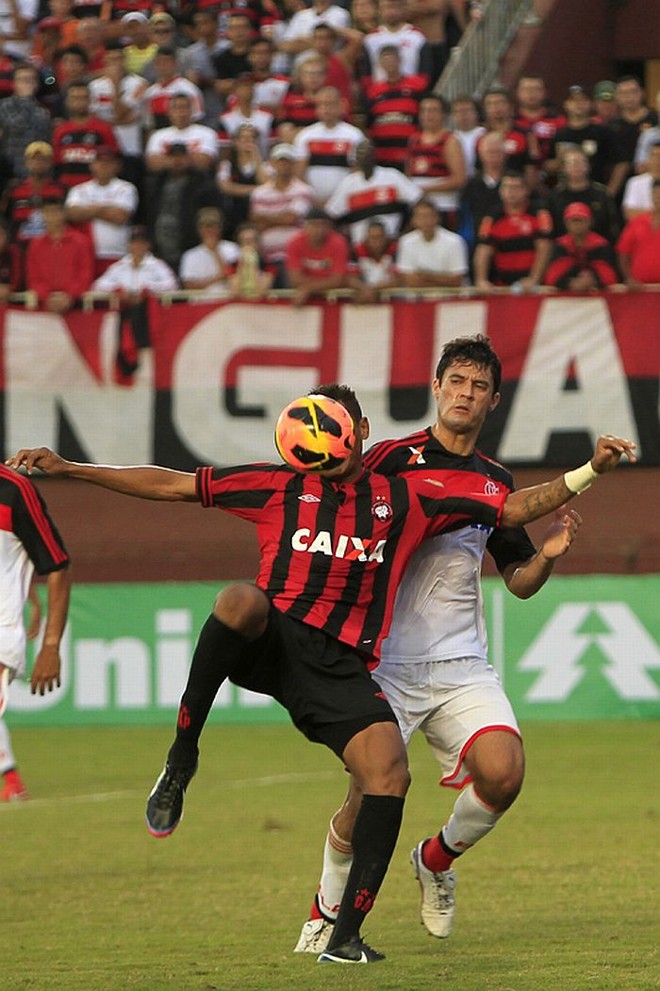Ederson sofre com a marcação do Flamengo | 