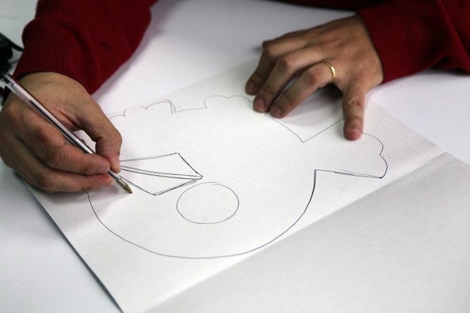 1.º Desenhe a gralha: Com o papel e a caneta, faça o molde do seu boneco. No caso da Gralha, você deve desenhar todos os detalhes, como olho, bico e asa | 