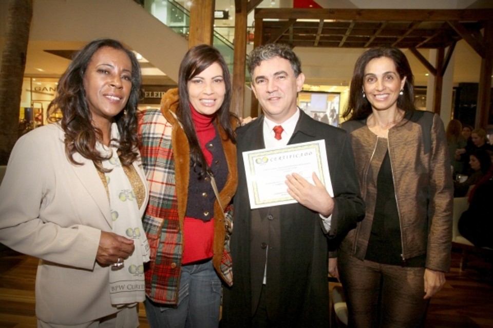 O presidente da Fundação Cultural de Curitiba, Marcos Cordiolli, e sua namorada, a atriz Isadora Ribeiro (ambos ao centro), com a presidente da Associação das Mulheres de Negócios de Curitiba, Conceição Barindelli (à esq.), e a empresária Irit Czerny, da Lafort, no I Dia da Autoestima, realizado quinta-feira no Empório Santa Genoveva, no Shopping Crystal. Cordiolli foi homenageado pelo apoio que deu ao evento | Patrícia Lion