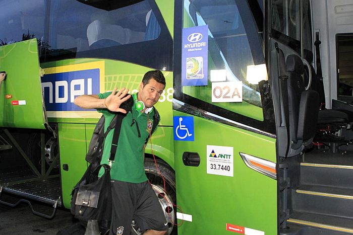 Herói da semifinal, goleiro Julio Cesar foi o último a descer do ônibus na chegada ao hotel no Rio | Albari Rosa / Gazeta do Povo