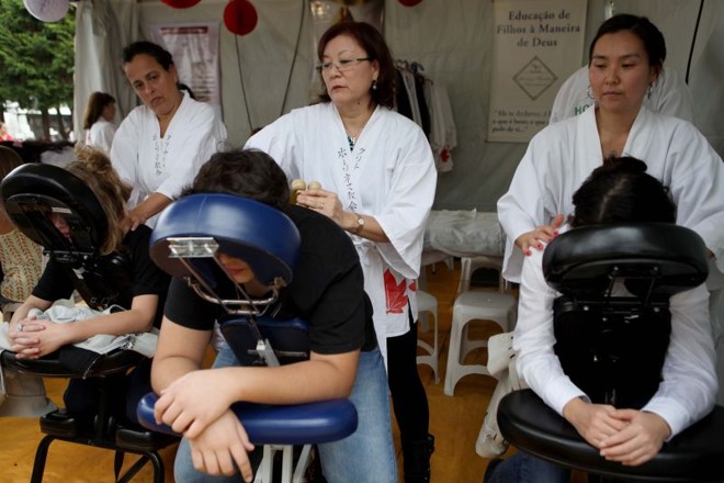 Os visitantes também podem fazer massagem no local do evento |