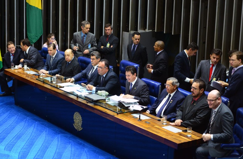 Sessão de promulgação foi convocada e presidida pelo primeiro vice-presidente da Câmara e do Congresso, o deputado federal André Vargas (PT-PR, ao centro da mesa) | Nilson Bastian / Câmara dos Deputados
