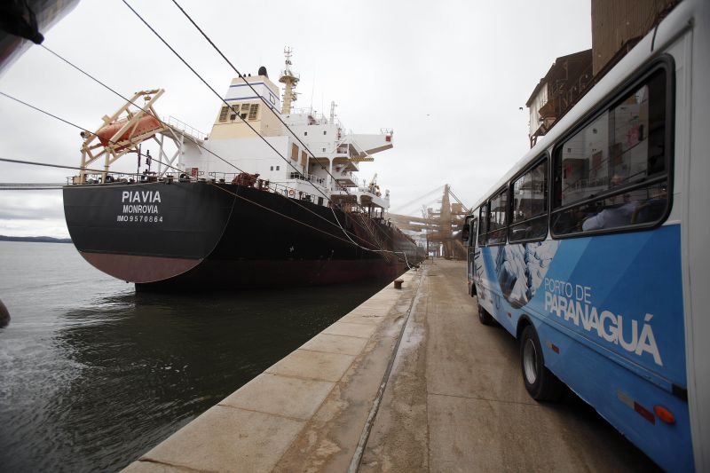 Navio no porto de Paranaguá: decreto deve ajudar a impulsionar investimentos R$ 410 milhões | Jonathan Campos/ Gazeta do Povo