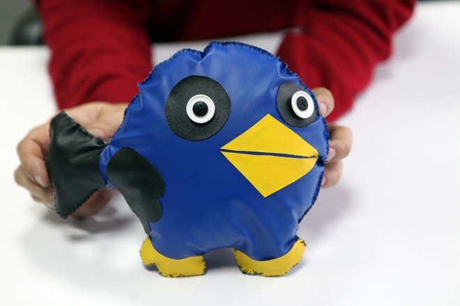 6.º recheie a gralha: Depois de colocar fibra o suficiente para que o boneco fique fofinho, feche a costura e está pronto o boneco | 