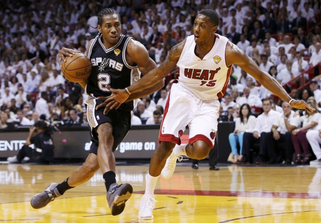Kawhi Leonard tenta a infiltração marcado por Mario Chalmers | 