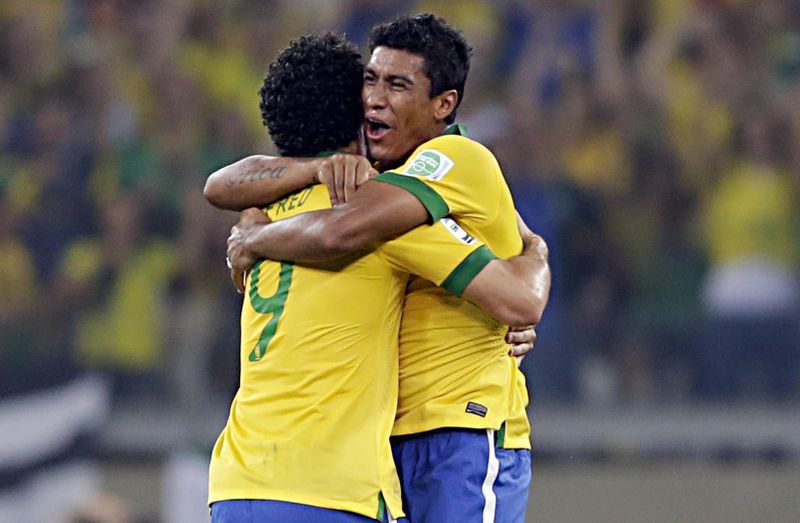 Salvador da seleção brasileira, Paulinho comemora com Fred o gol da classificação à final | Albari Rosa, enviado especial/ Gazeta do Povo